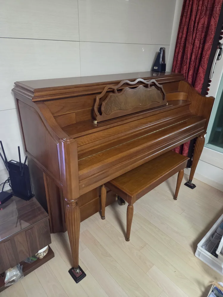 영창 중고 피아노와 의자