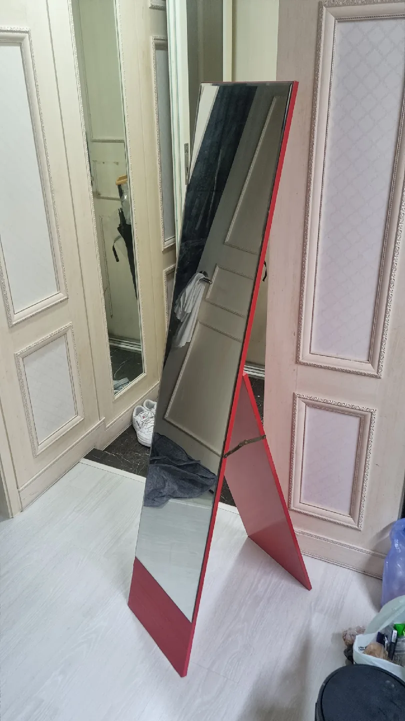 전신 거울 빨간 프레임 중고 판매합니다.