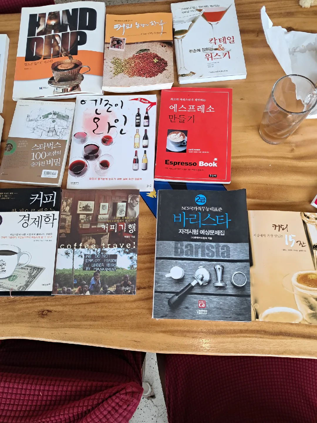 다양한 종류의 중고책 모음