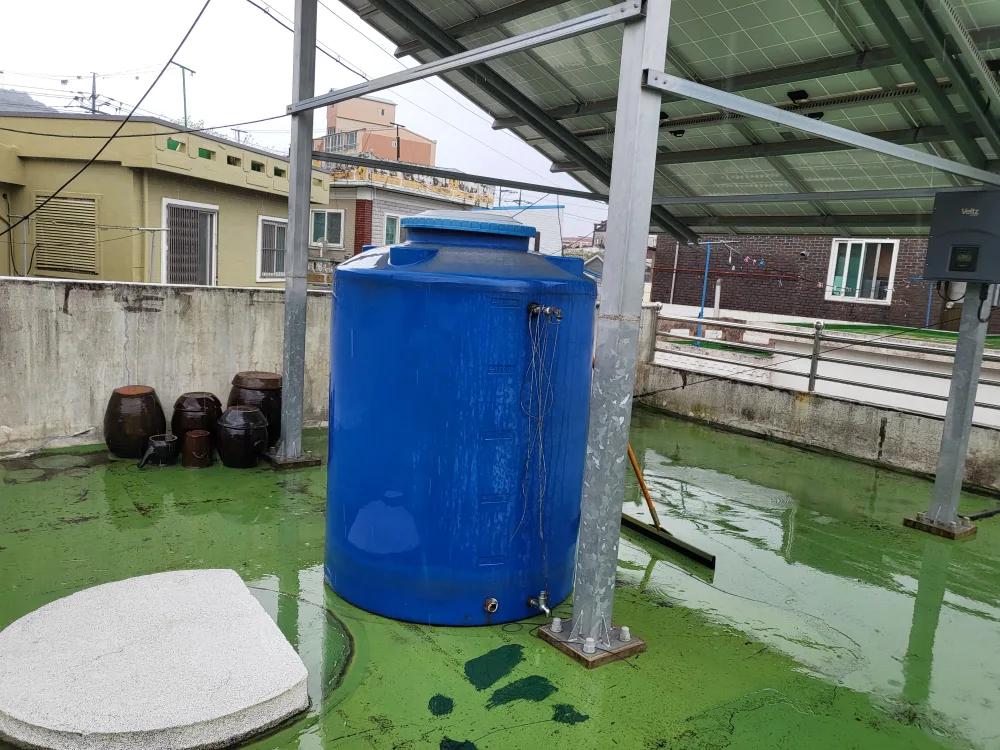 중고 파란색 2톤물탱크