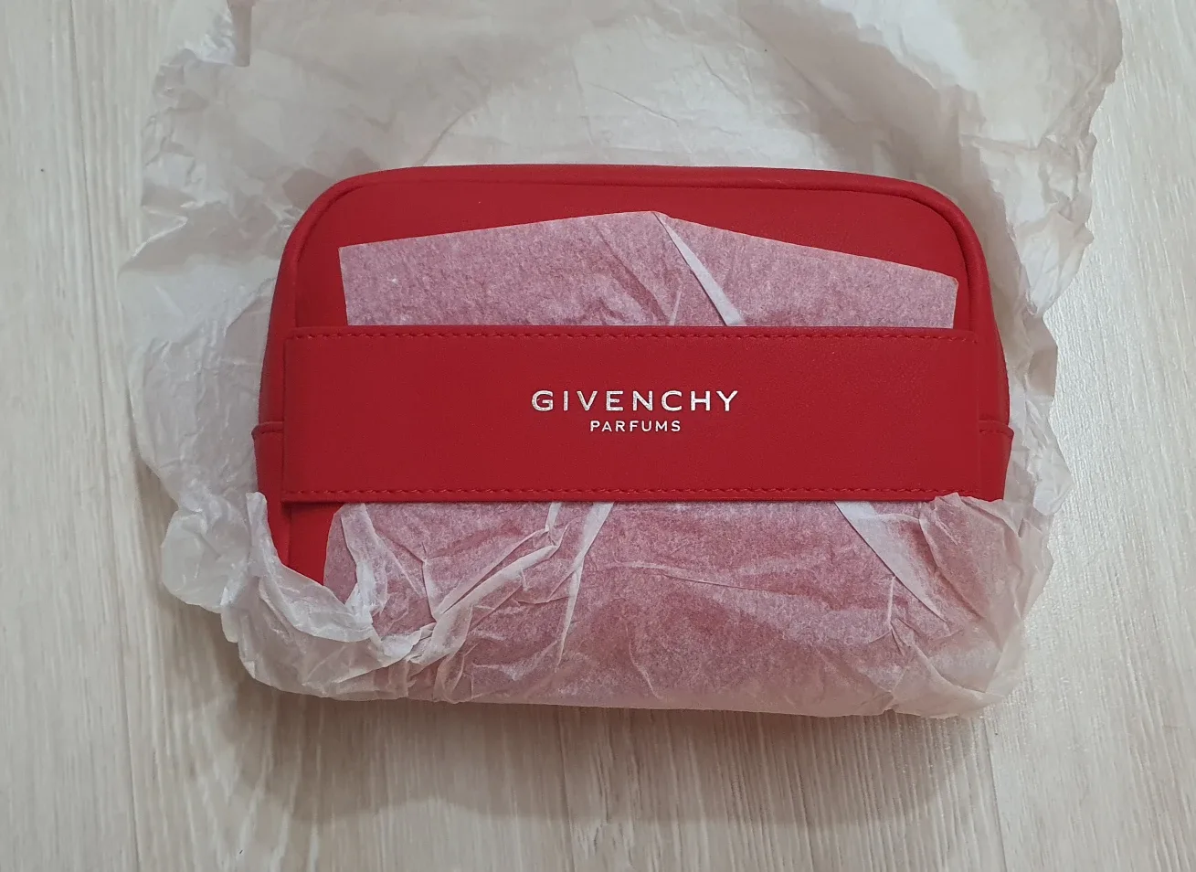 지방시  레드 파우치 (새상품)