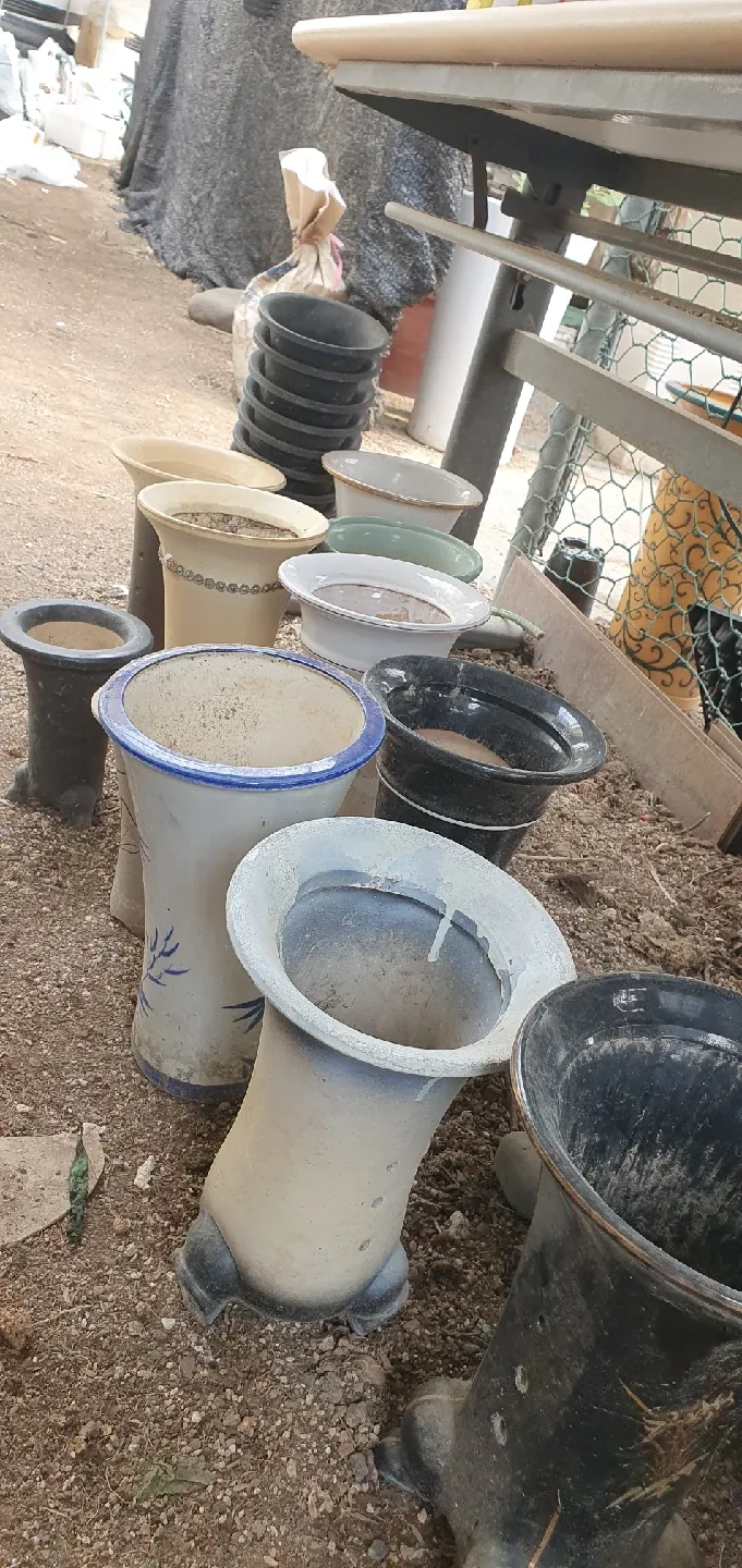 다양한 디자인 중고 화분 모음