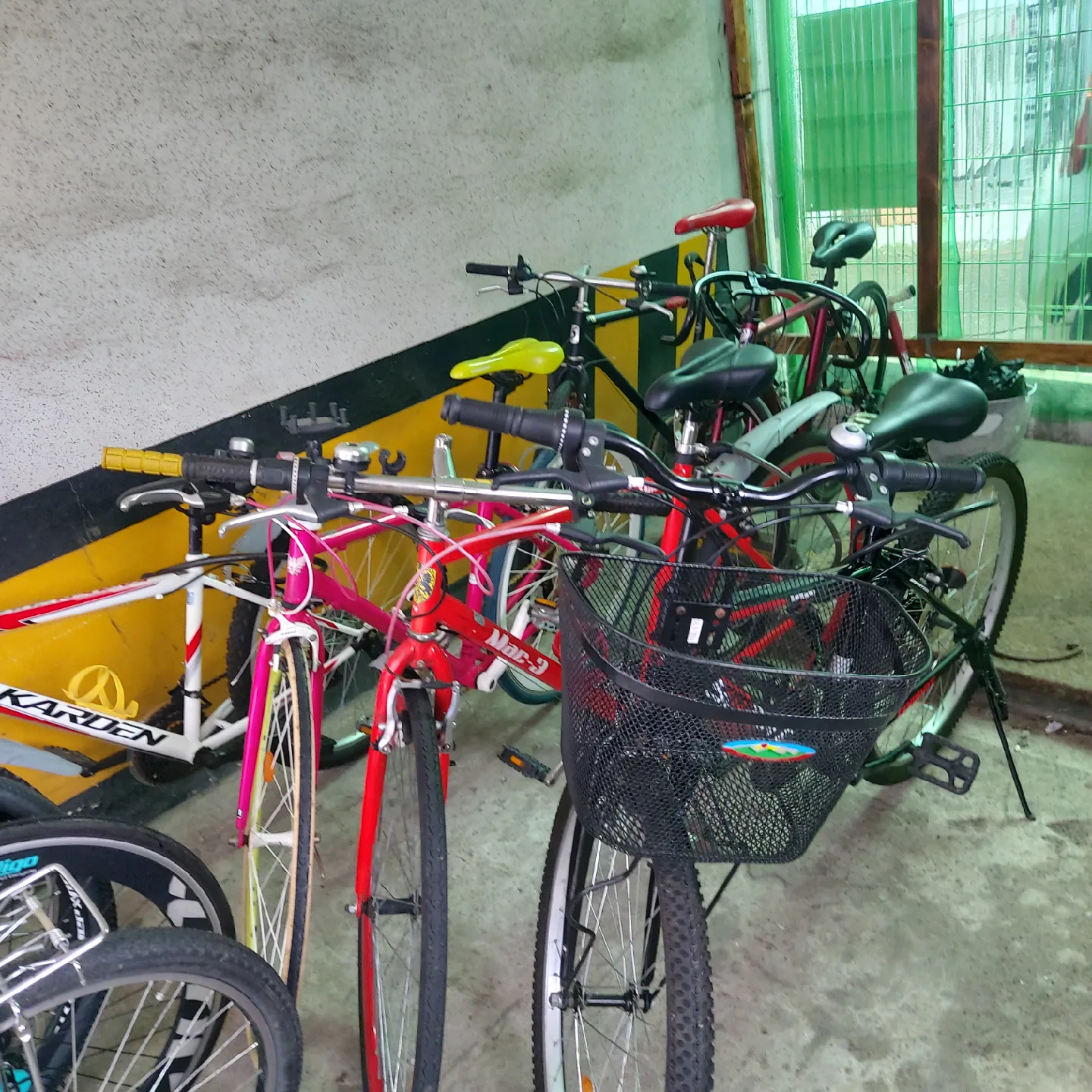 다양한 중고 자전거 모음