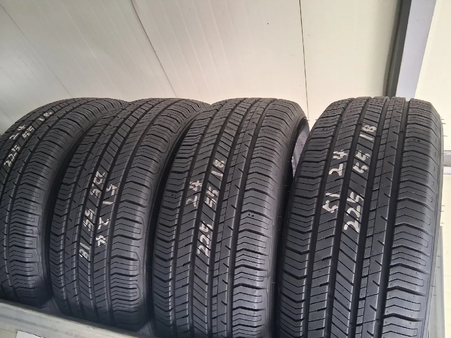 한국24년95%급225.55.18중고타이어.스포티지.투싼.코란도C.QM5.트레일블레이저