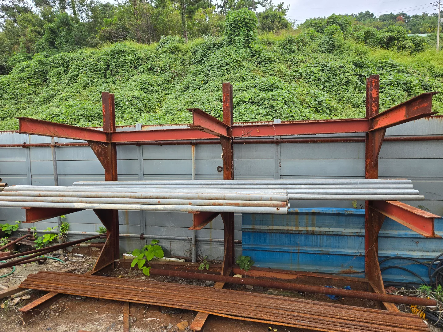 철제 파이프 및 구조물