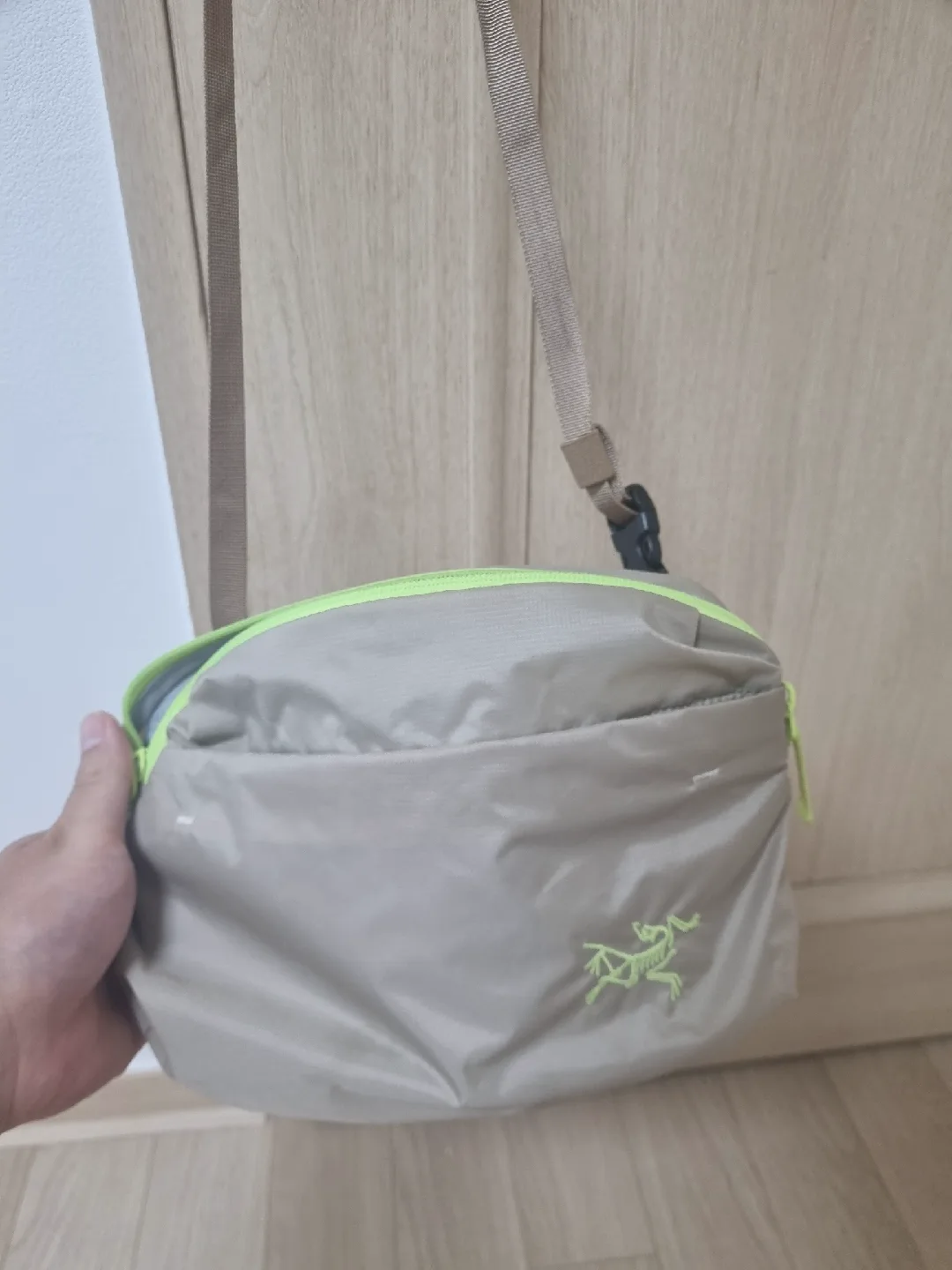 아크테릭스 헬리아드 크로스백