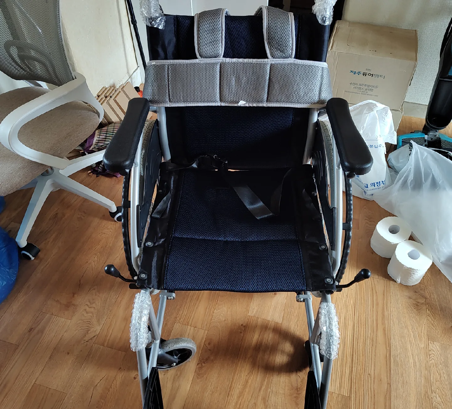 케이엠트레이딩 경량 접이식 휠체어 중고(1회 사용)