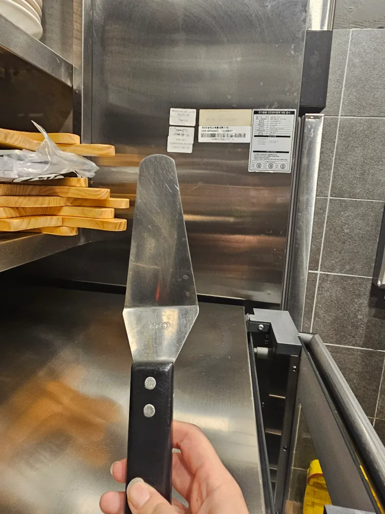 피자 롤링 커터 1개, 피자 뜨게 6개(중고)