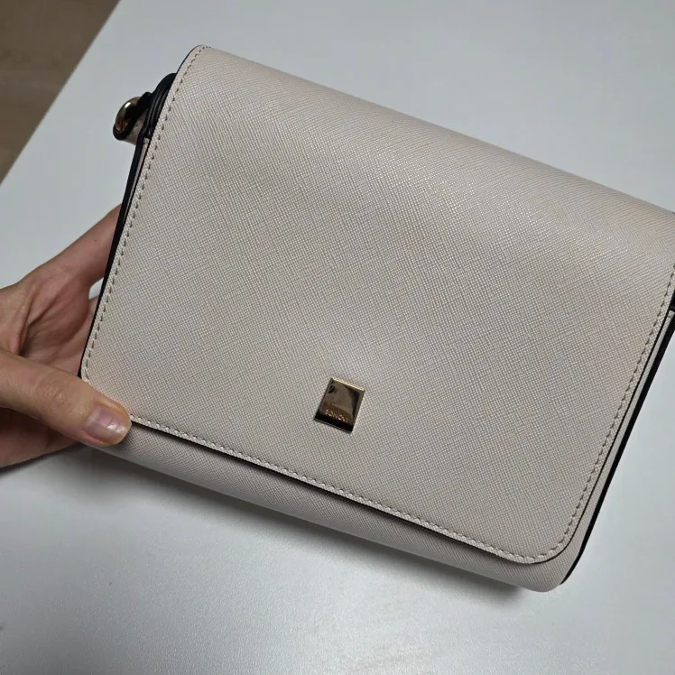 [중고] 체인 크로스백 판매(화이트)