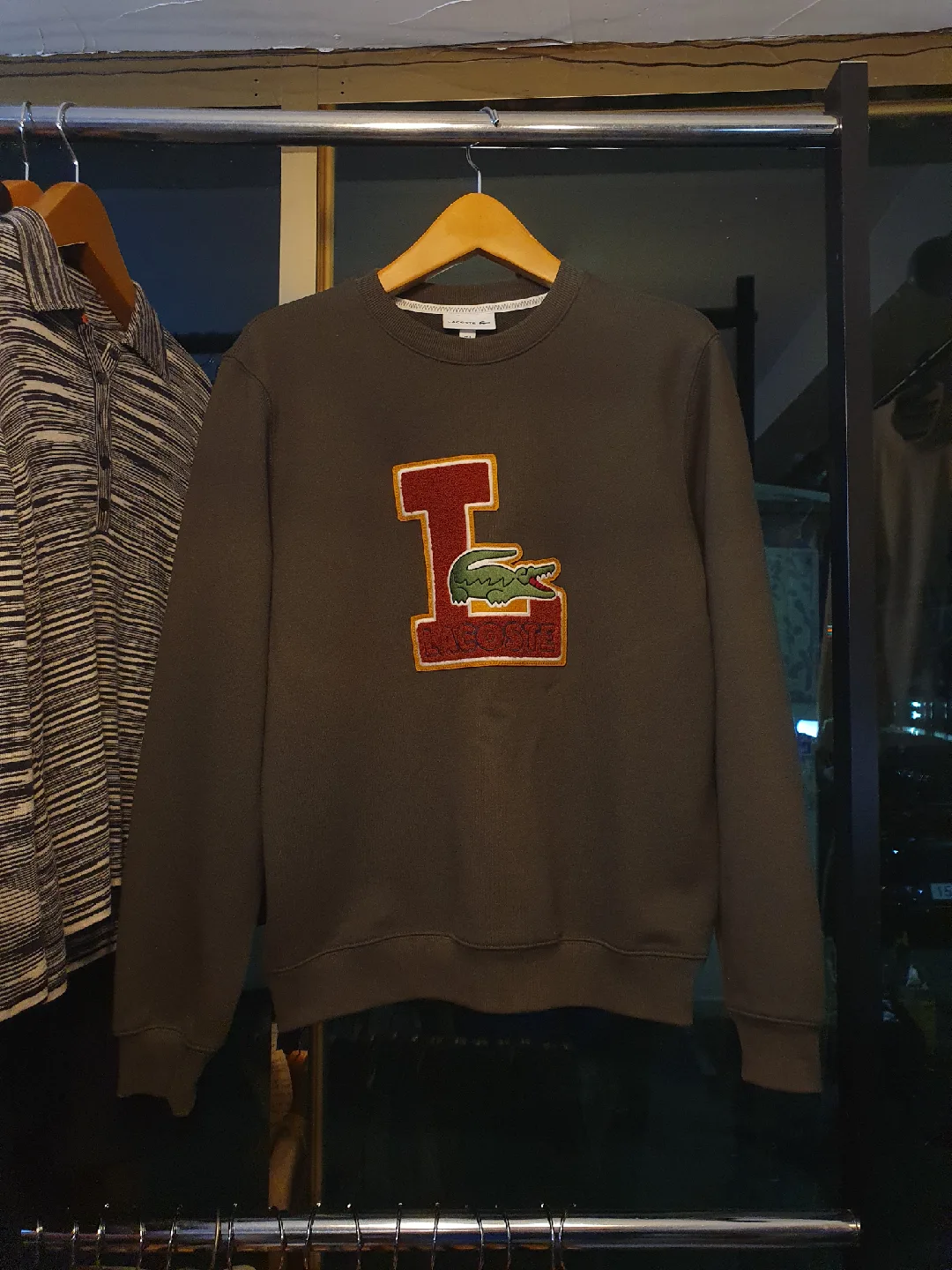 라코스테 브라운 컬러 빅 로고 맨투맨 스웨트셔츠 100