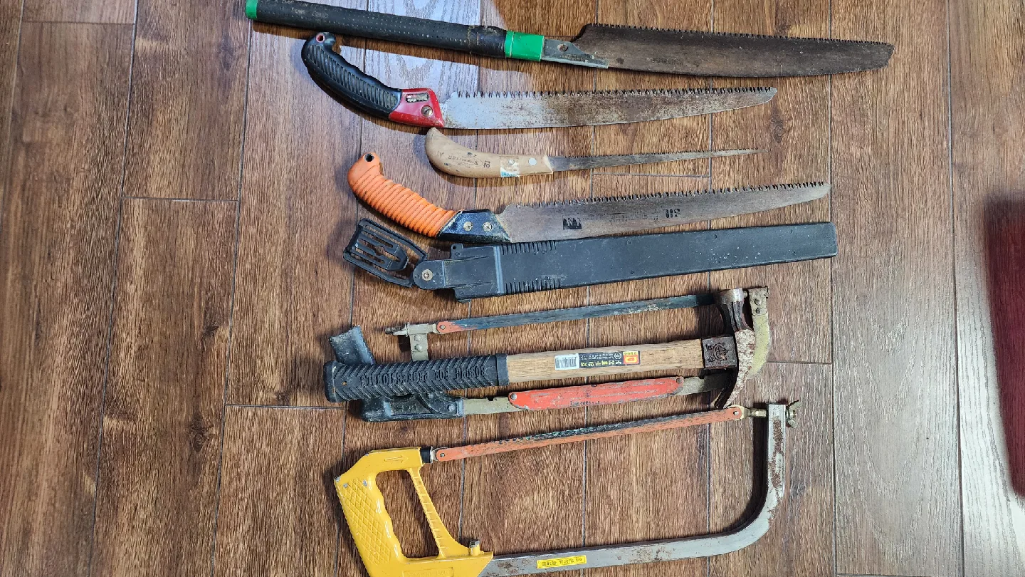 다양한 중고 공구 세트 (톱, 장도리)