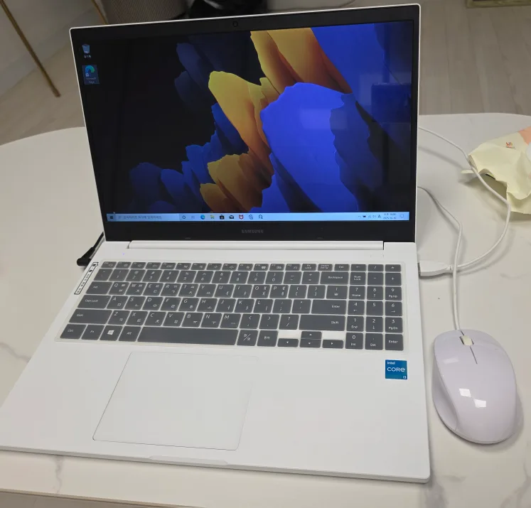 삼성 노트북 화이트 NT550XDA