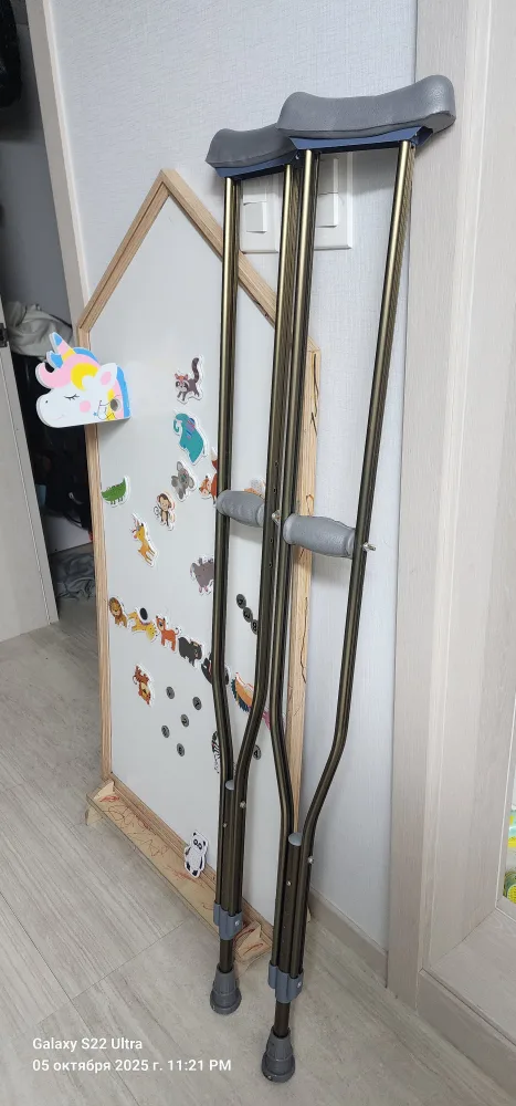 중고 목발 한 쌍