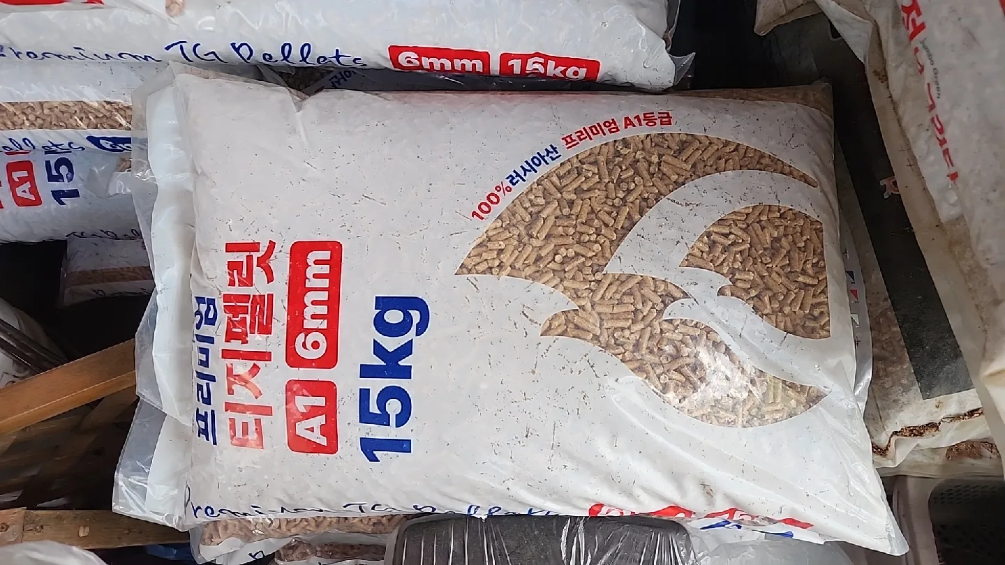 [배달가능] 겨울 난방 필수 A1 등급 펠릿 많이 있어요.