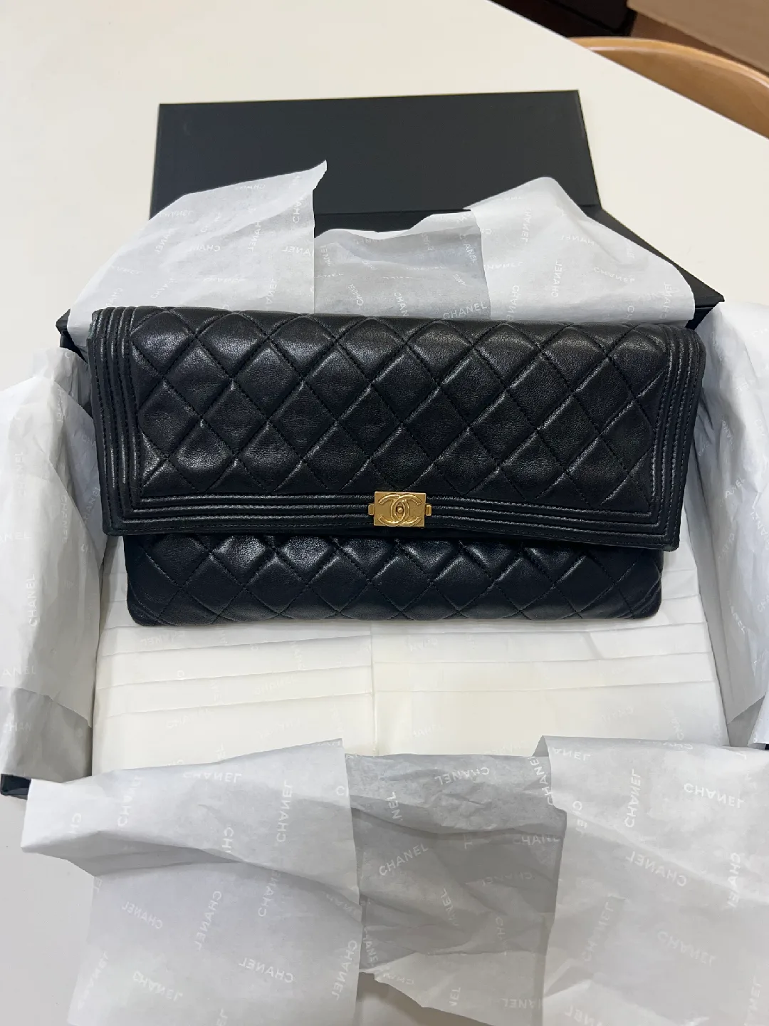 샤넬 보이 플랩 클러치 블랙