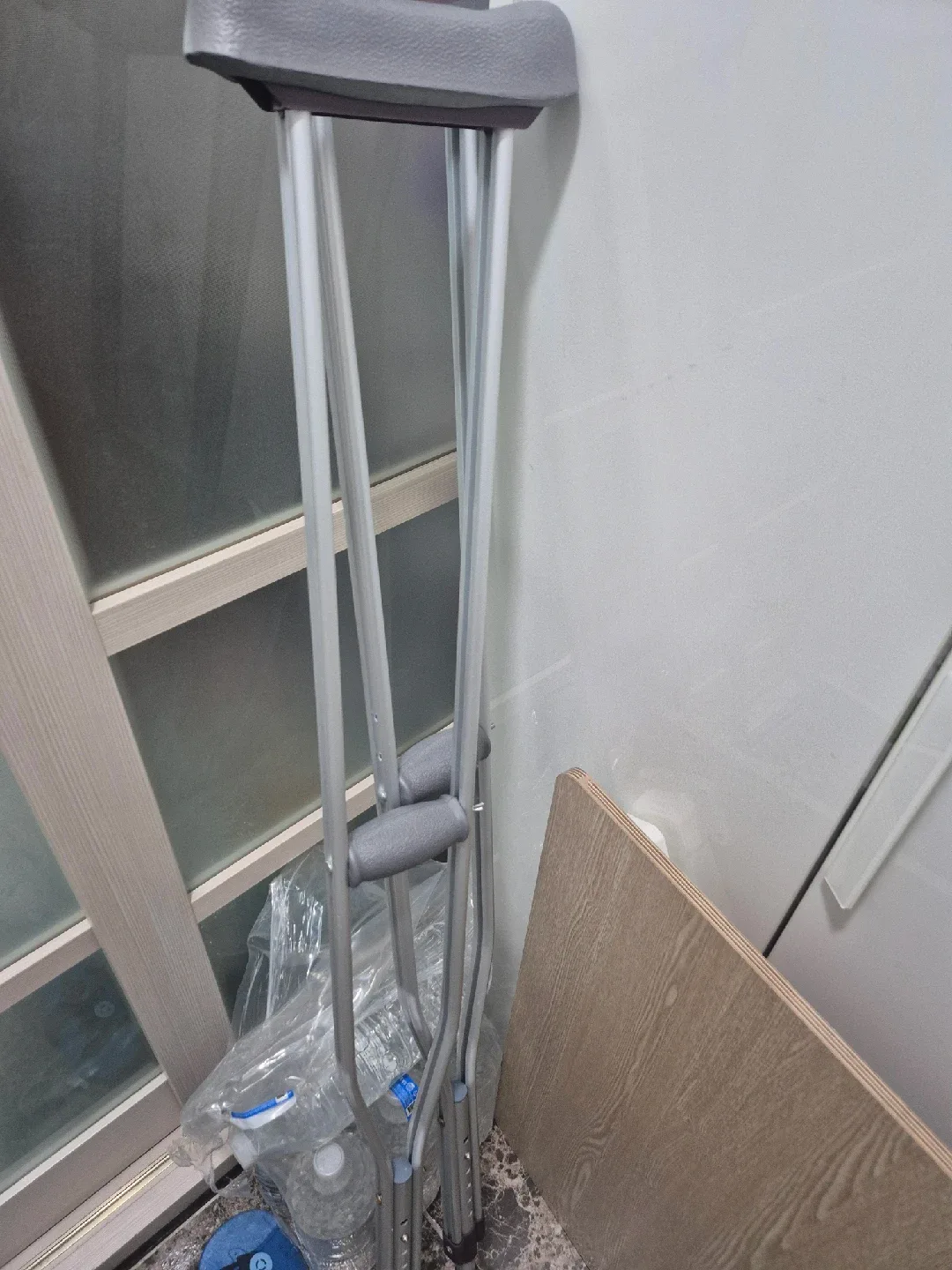 중고 목발 한 쌍