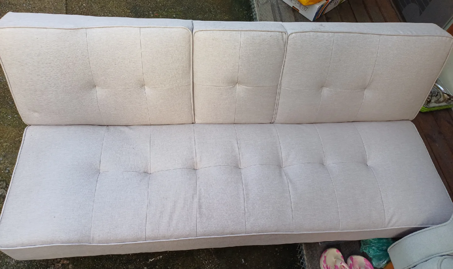 밝은색 침대 소파