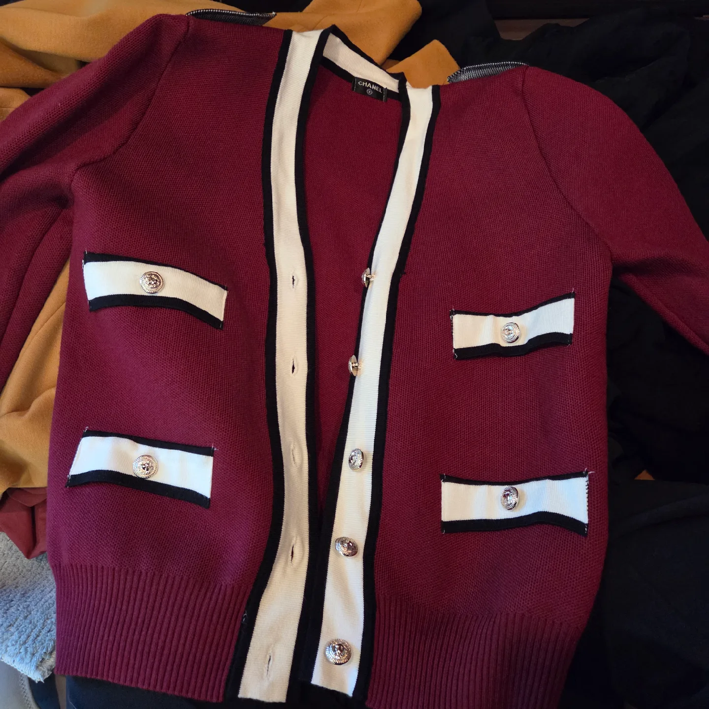 샤넬 정품 버건디 가디건 내일까지 급처 80만원