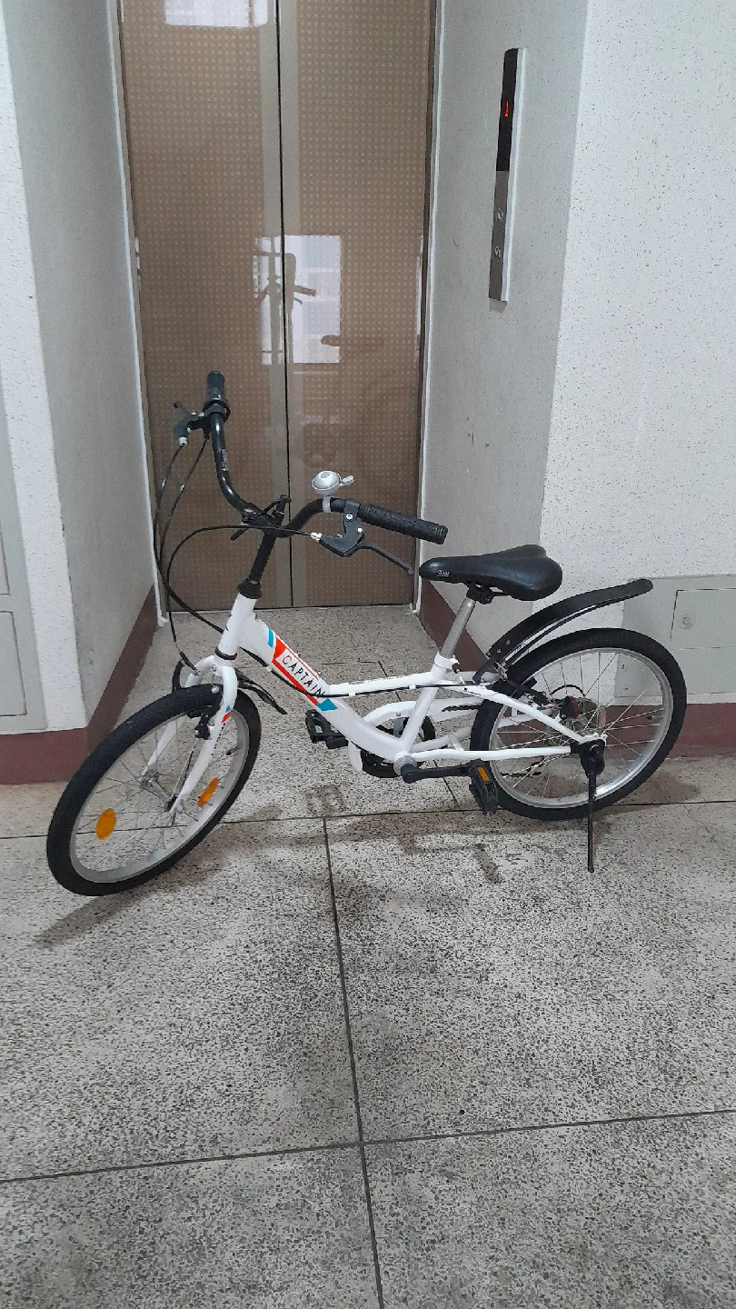 (A급) 중고 자전거인 흰색 프레임에 20인치 바퀴, 7단 변속하는 삼천리 미니벨로 자전거