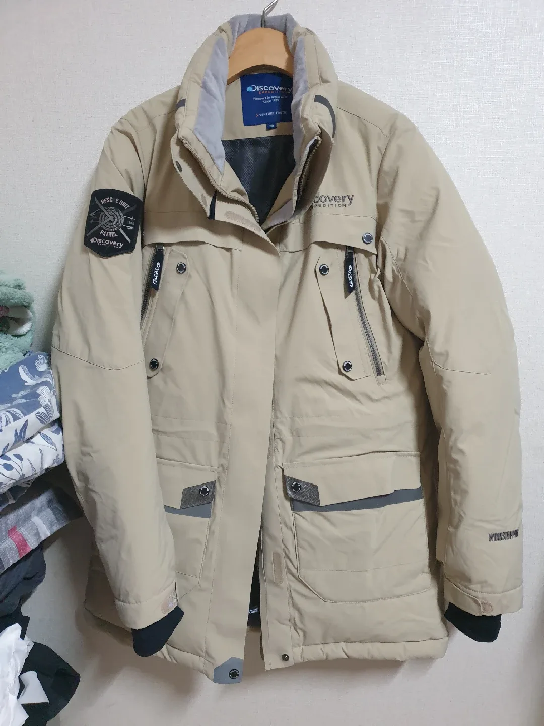 디스커버리 구스.경량패딩 털빠짐없고 사용감적어요 전체적으로 깨끗합니다 여성55사이즈 90사이즈 총기장75