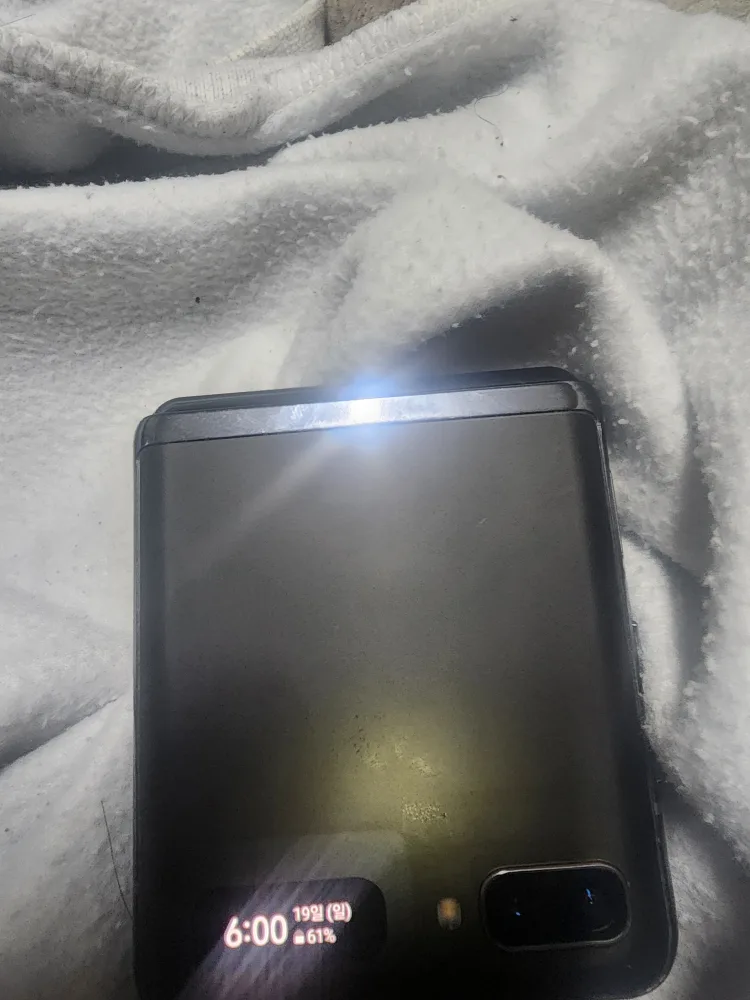 갤럭시 Z플립 5G 256기가 팝니다.