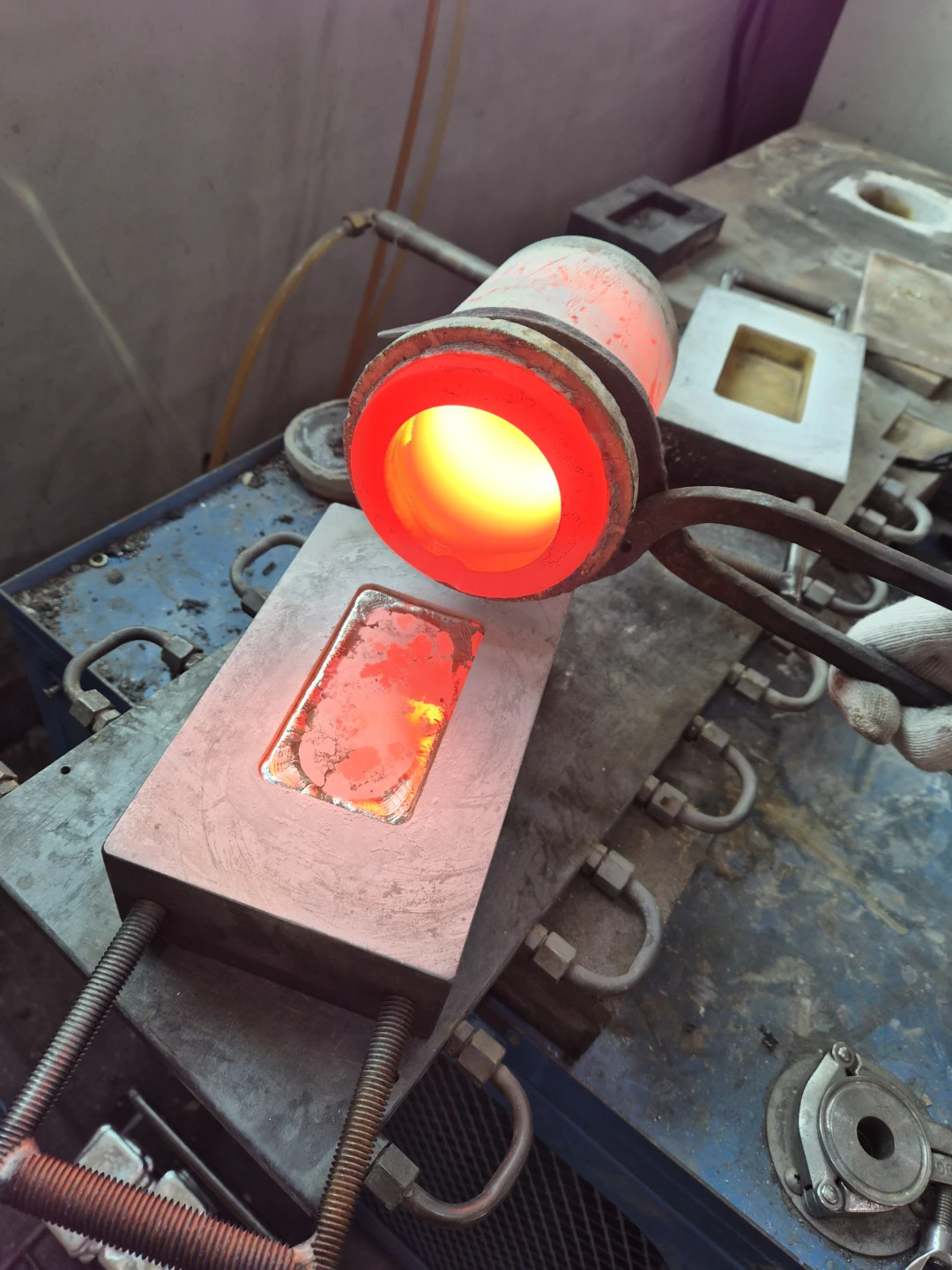 실버바 99.9% 1kg와999.9%.차이점은 순도차이와 가격차이입니다 4나인999.9%가더비싸요