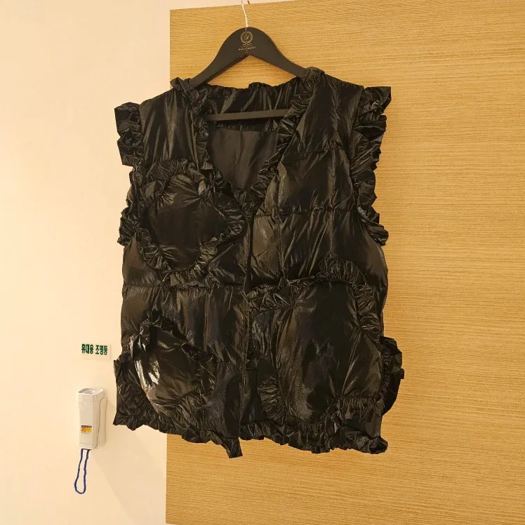 유광 블랙 러플 조끼