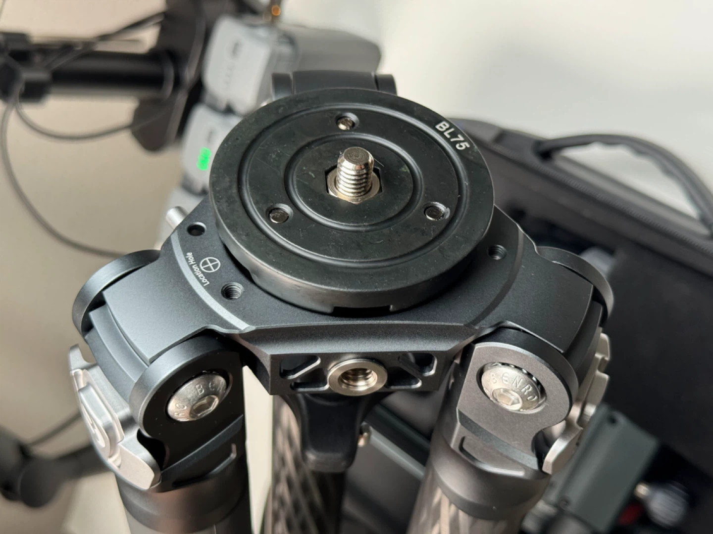 벤로 맘모스 4시리즈 4단레벨링 카본삼각대 TMTH44C