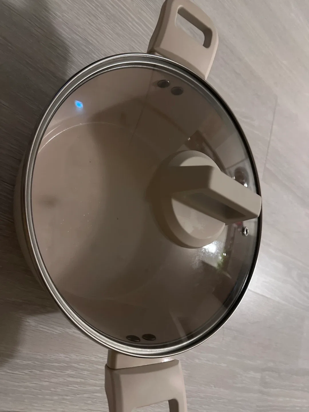 베이지색 냄비 뚜껑 포함 24cm 중고