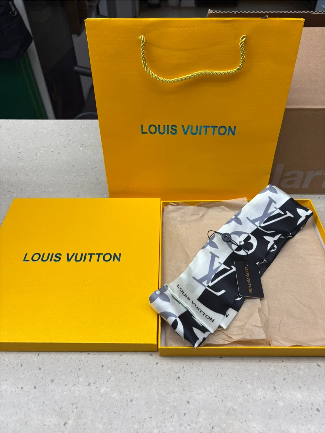 루이비통 컨피덴셜 방도 스카프 새상품