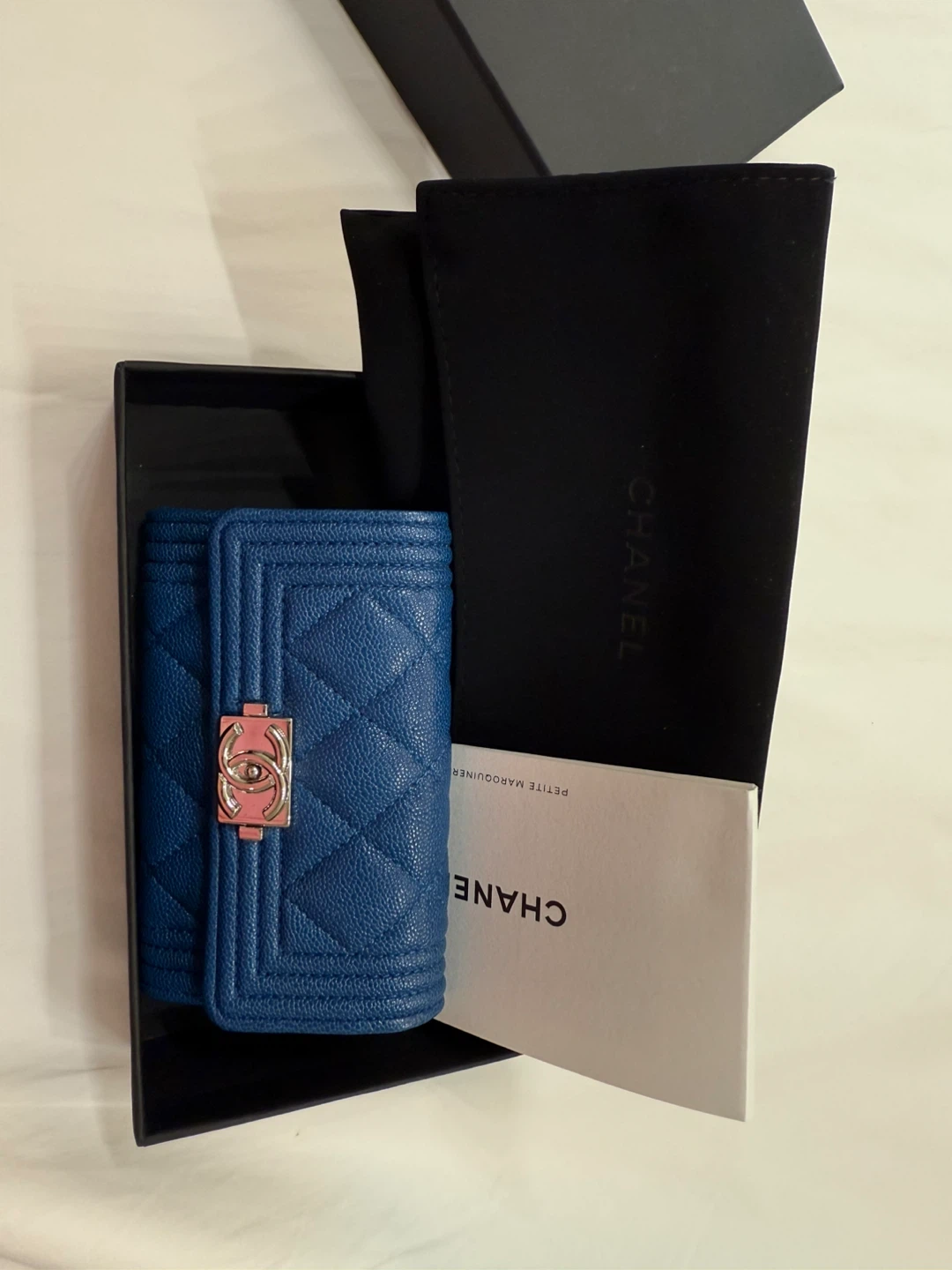 샤넬 보이 카드지갑 블루 캐비어 똑딱이 팝니다