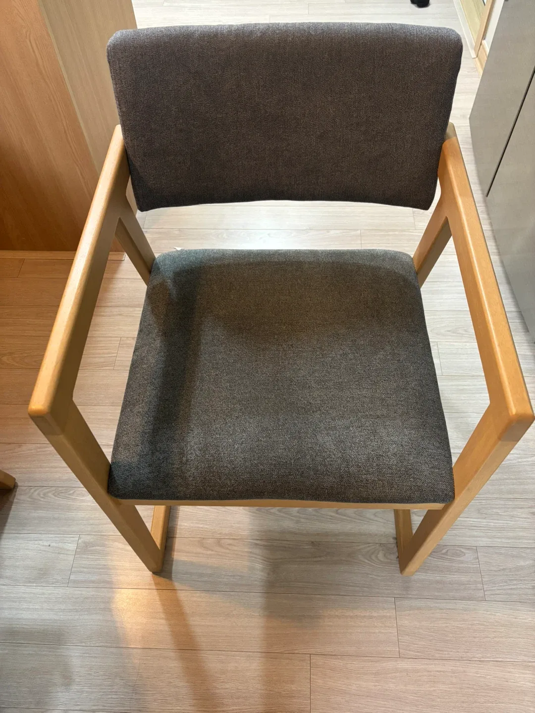 원목 팔걸이 의자