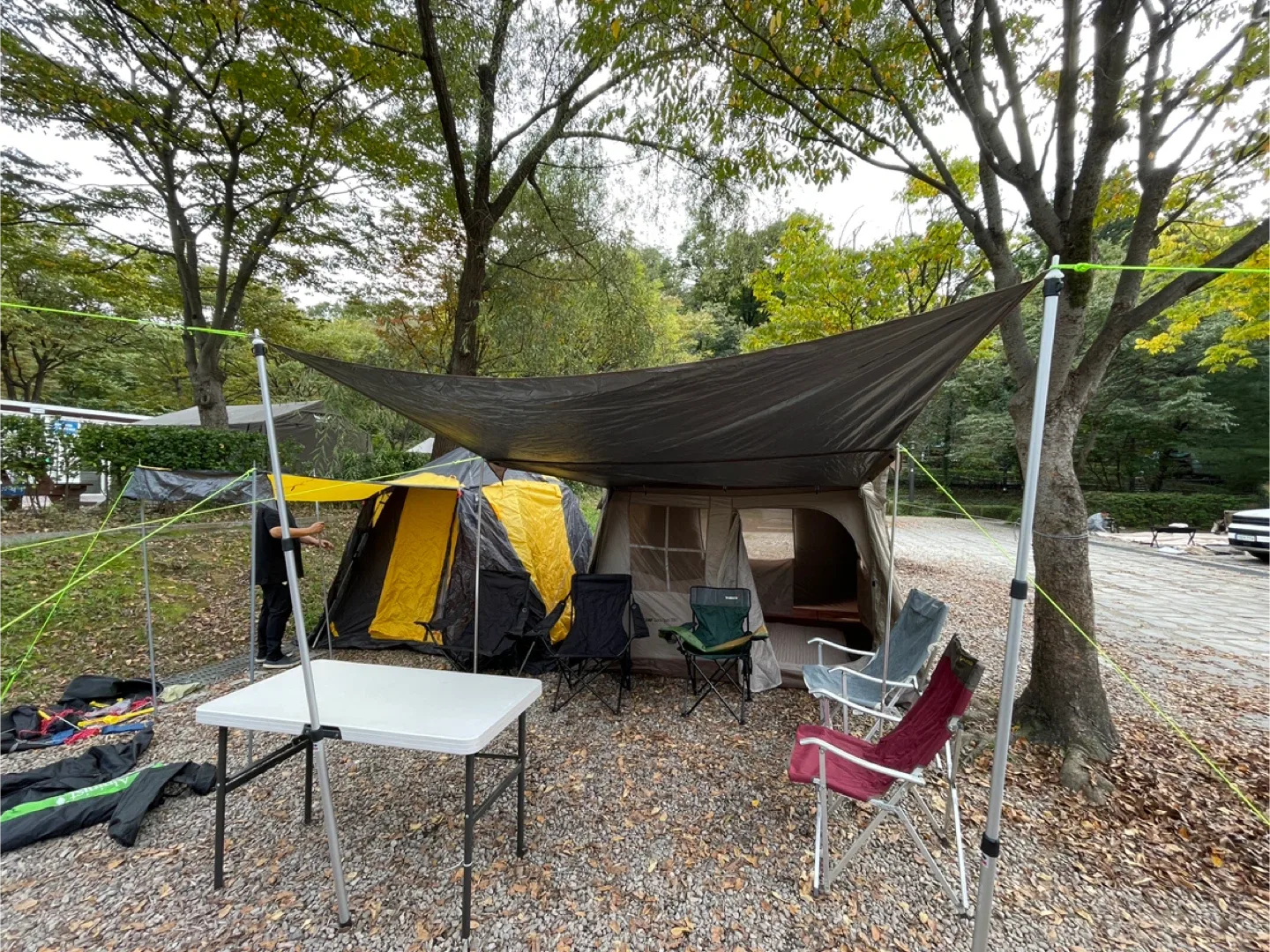캠핑용품 일괄(텐트2개+윈드스크린타프+자충매트+침낭3개+지지대8개+접이식 책상+ 접이식 의자5개+코펠3묵음 등)