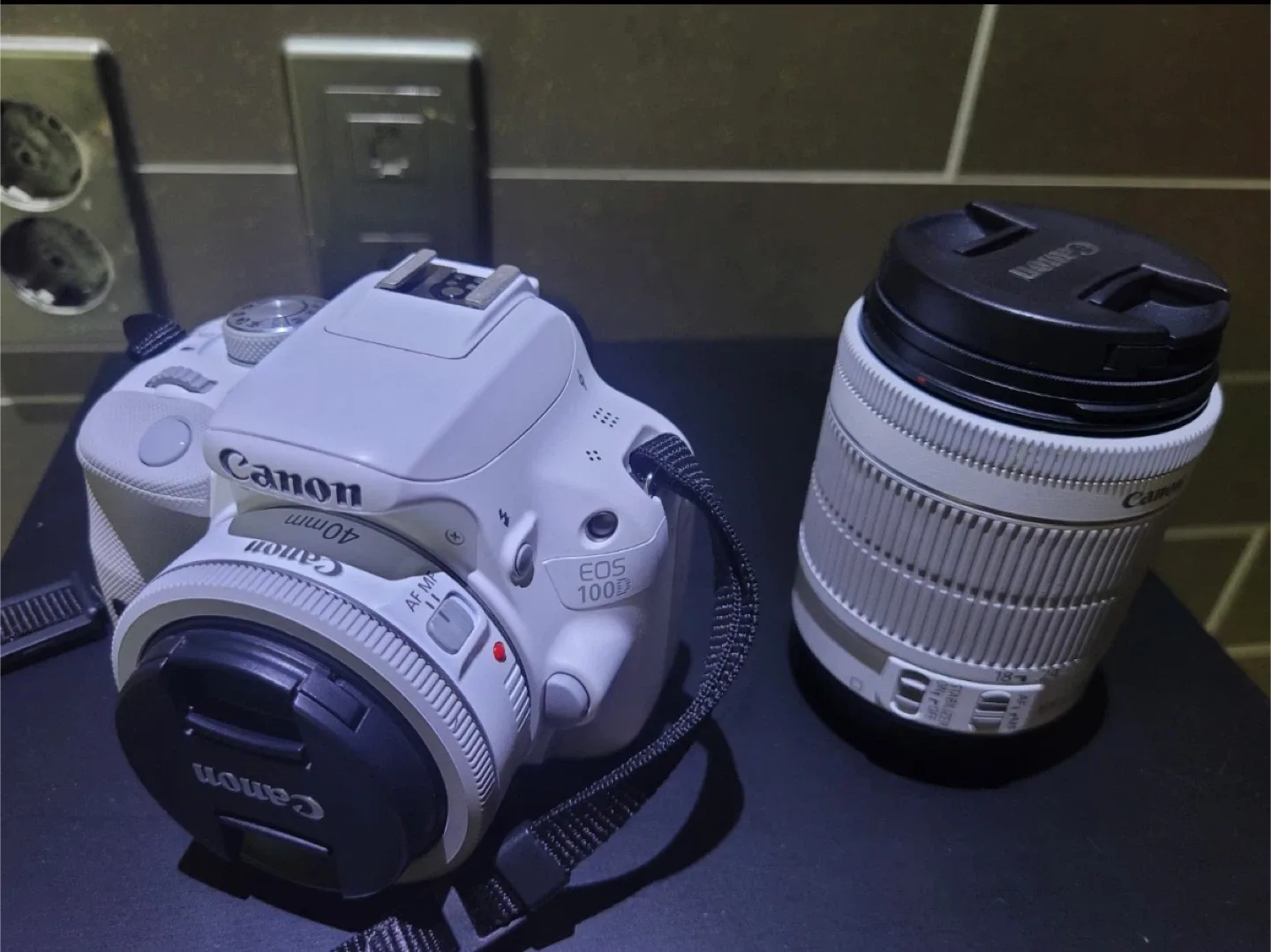 [마지막가격내림] 카메라제습보관함, 삼각대 포함 캐논 EOS 100D 화이트 카메라 + 렌즈