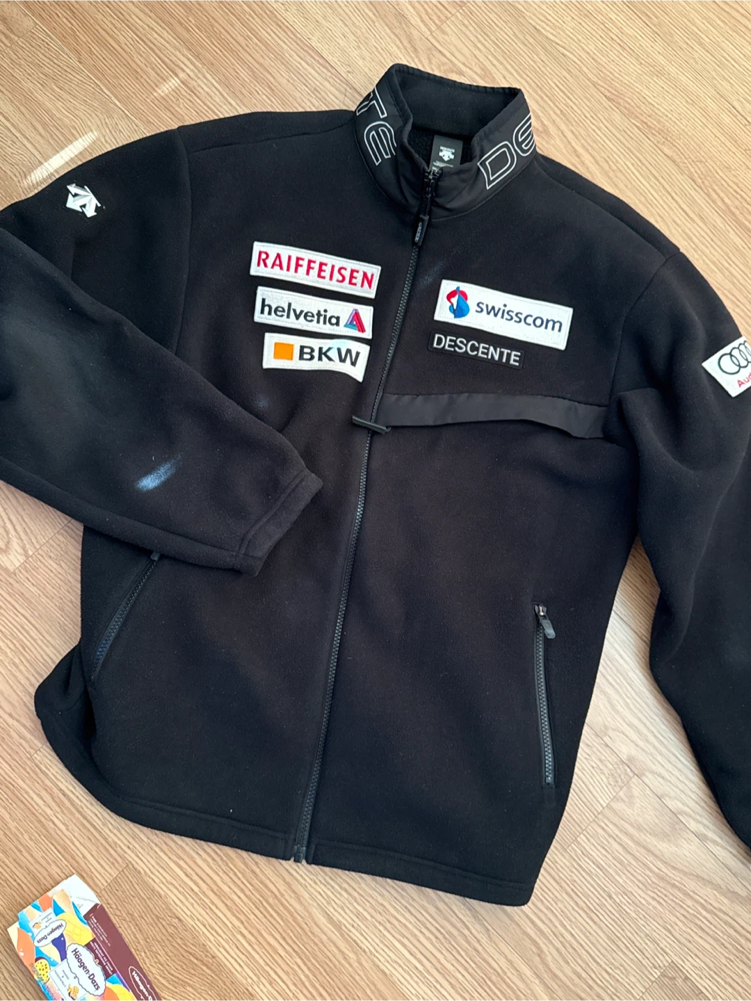 데상트 레플리카 후리스 블랙