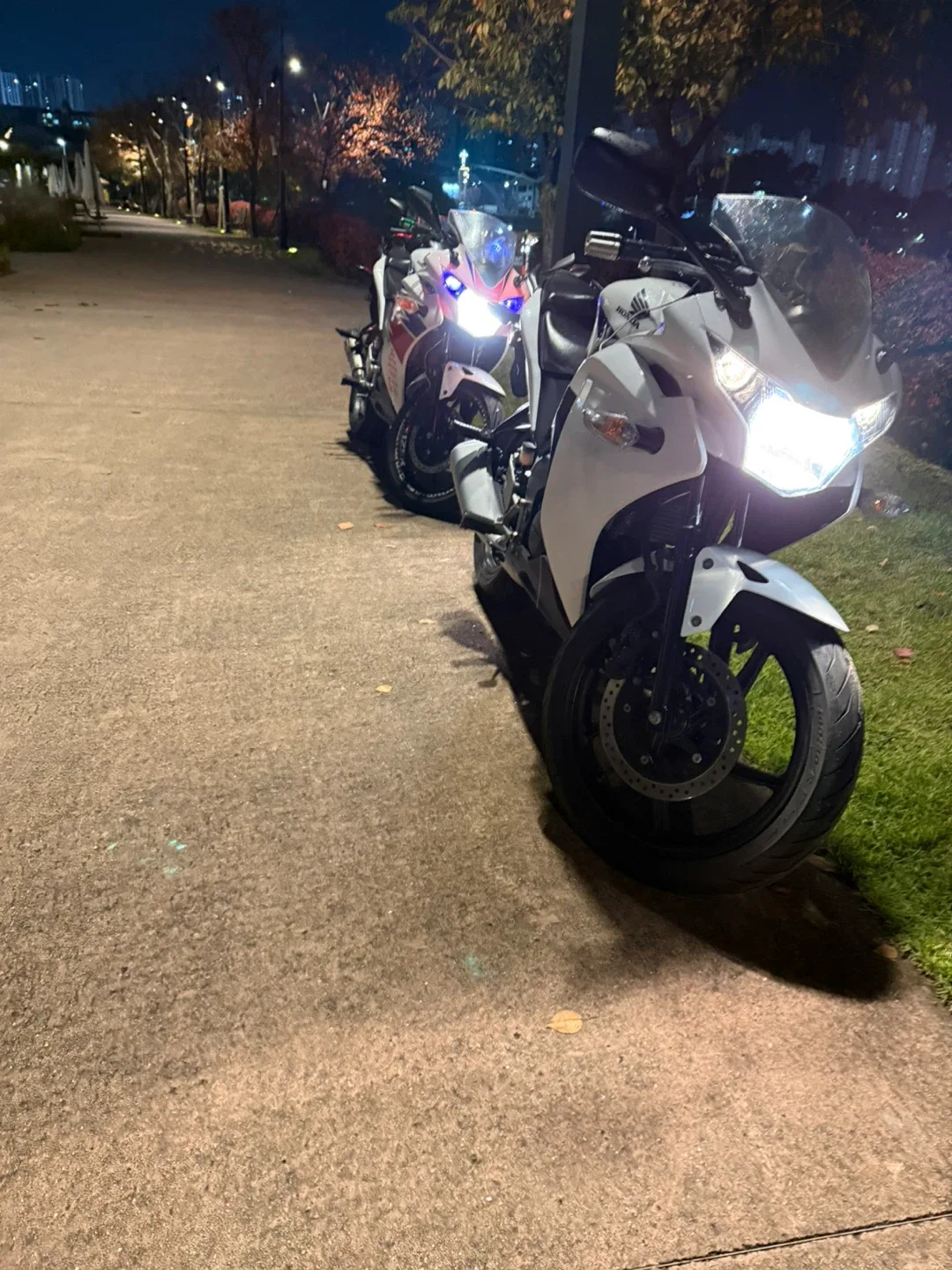 혼다 CBR125 흰색 오토바이