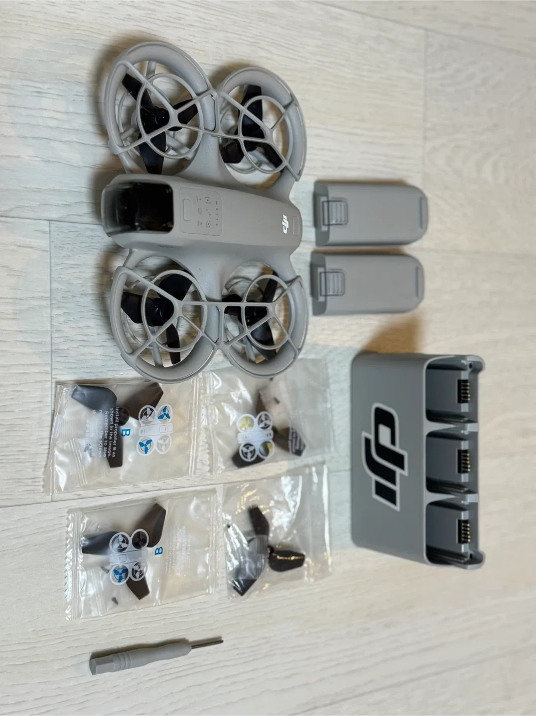 DJI Neo 드론 + 배터리 2개 + 충전 허브 + 추가 프로펠러 1세트