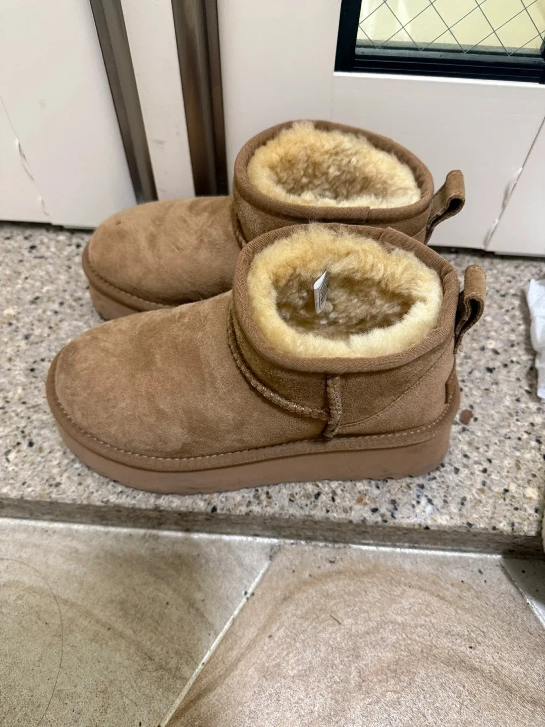 호주 UGG 클래식 울트라 미니 플랫폼 팝니다.