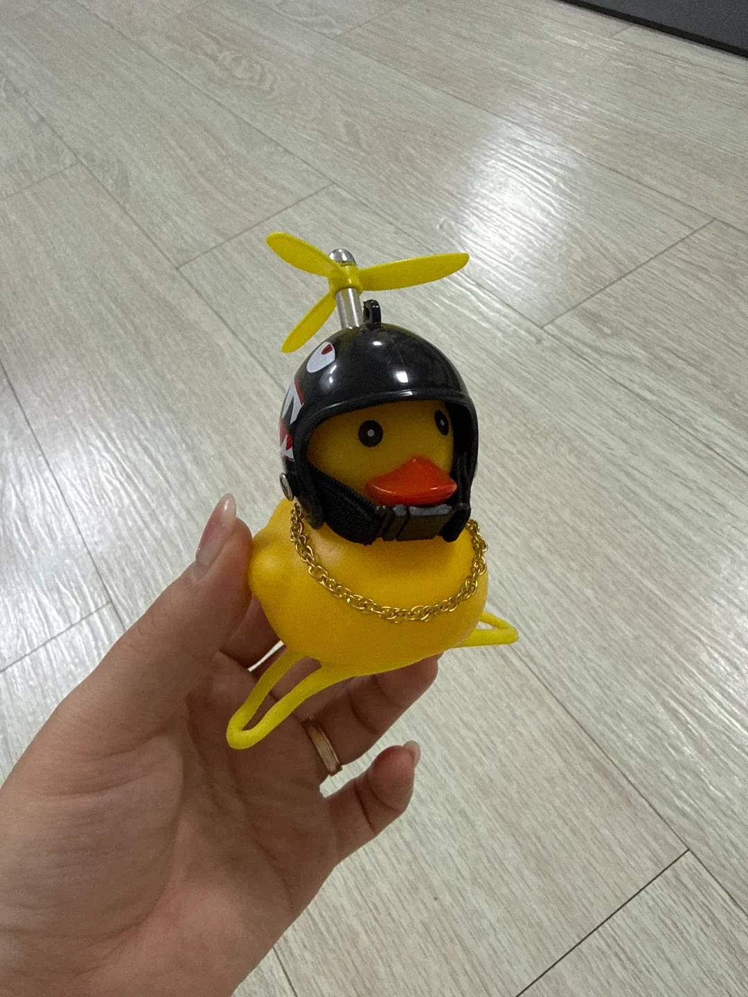 헬멧 쓴 오리 자전거 오토바이 장식