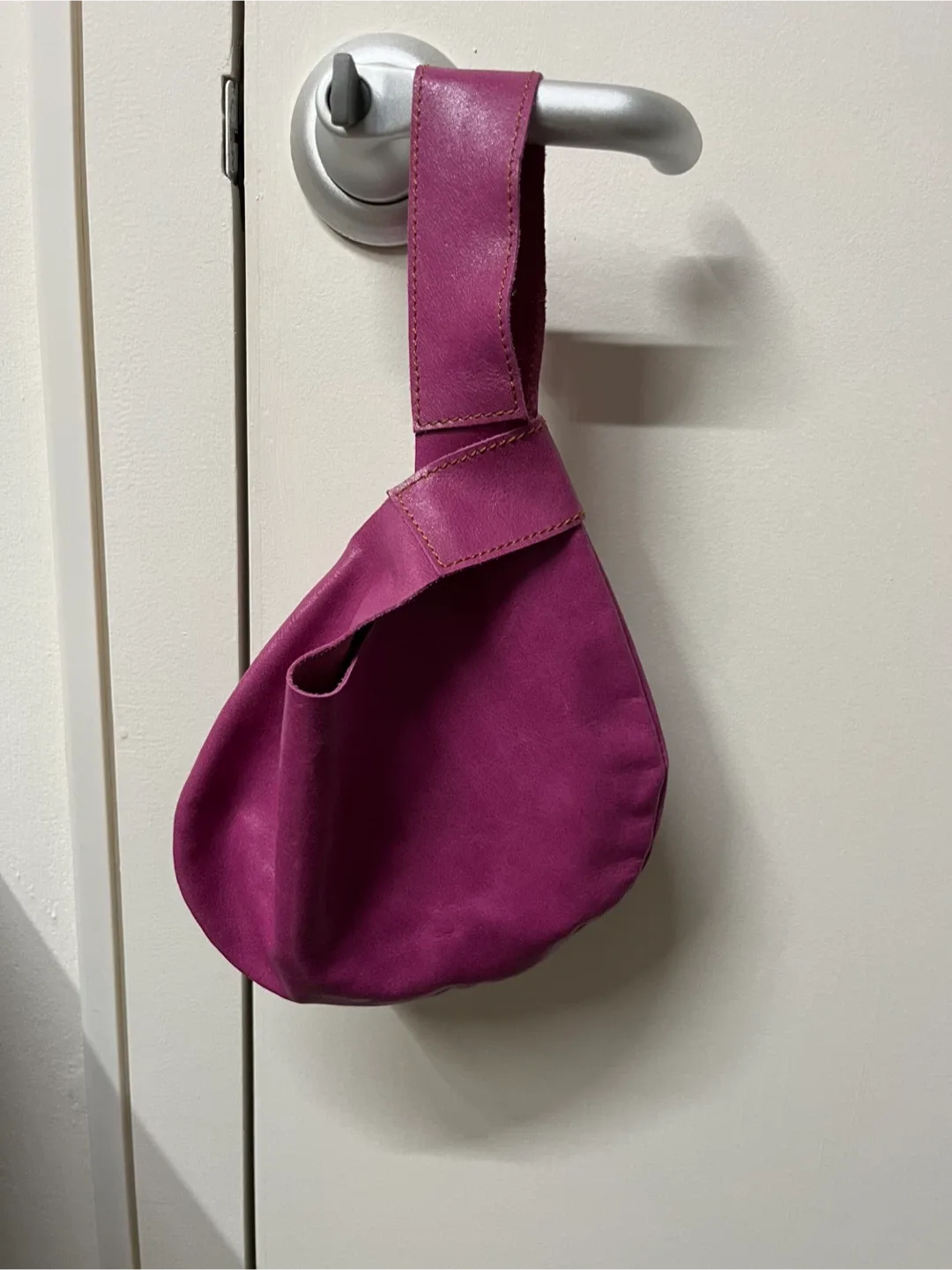 핑크 가죽 슬링백