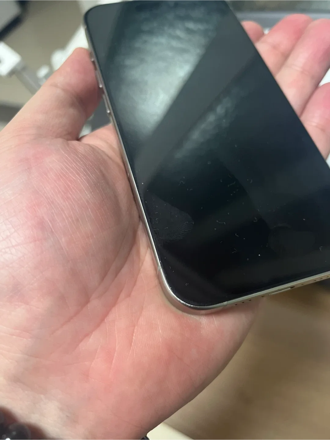 아이폰 15 Pro + 정품케이스 2개 팝니다