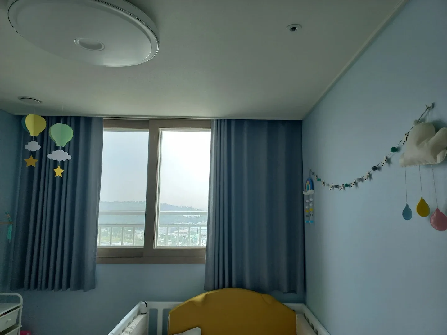 페일블루 색상 암막커튼(핀형)