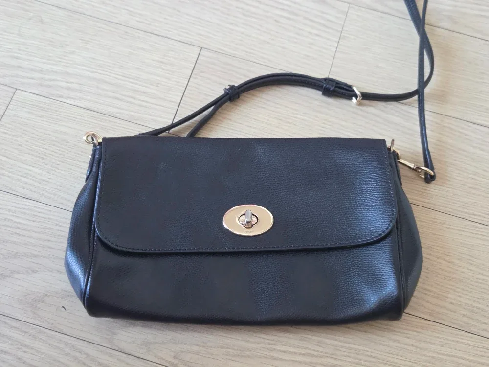 코치 블랙 가죽 크로스백