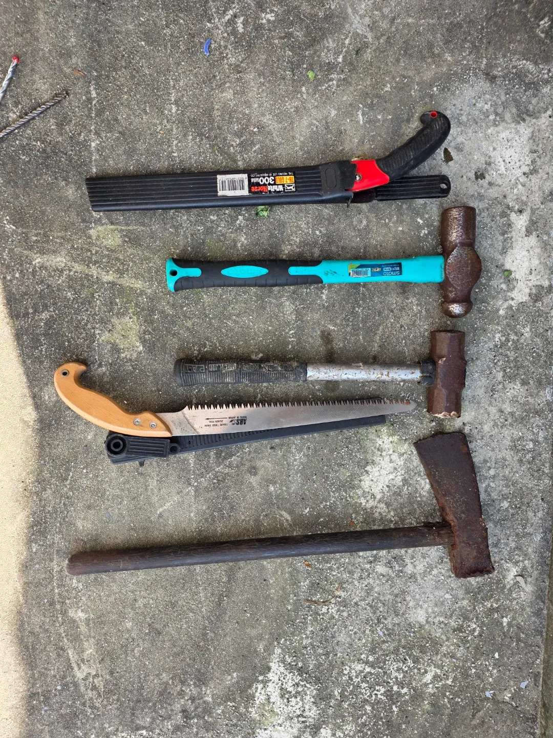 중고 공구 세트 (망치, 톱)