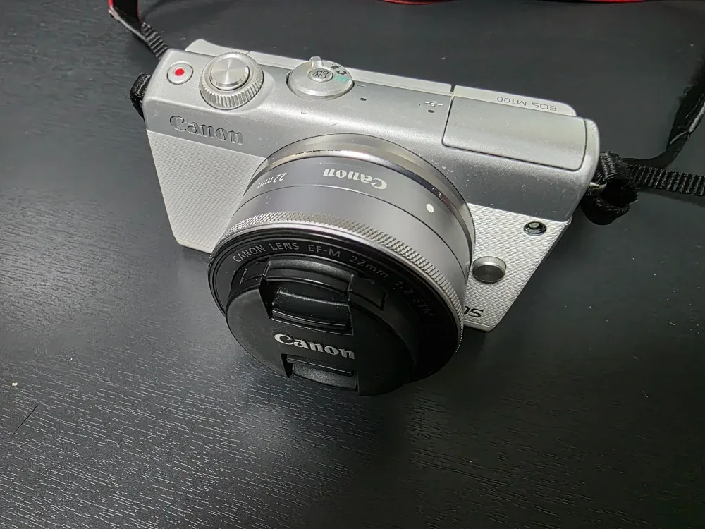 캐논 EOS M100 미러리스 카메라 + 렌즈 2개 54만원 팝니다.