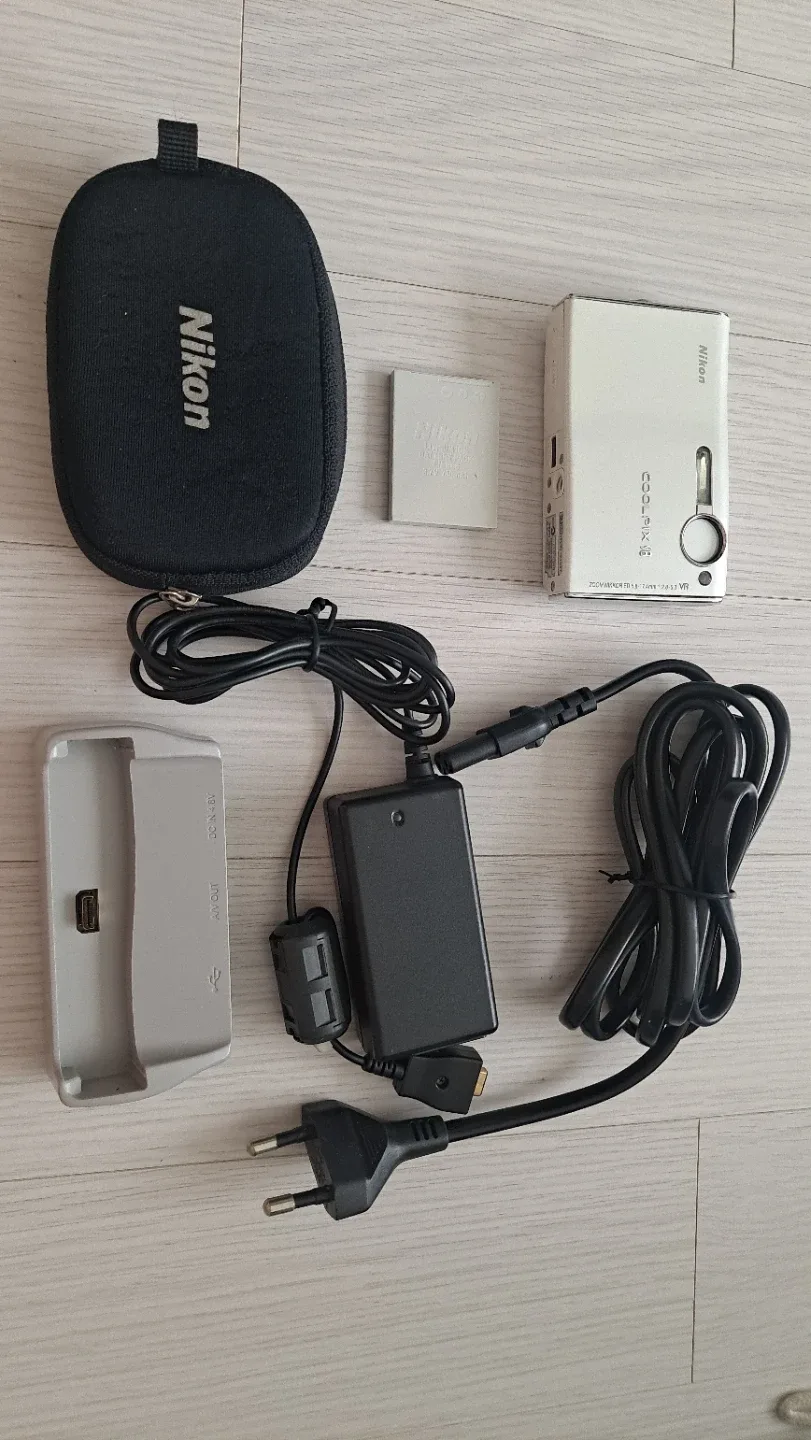 빈티지 레트로. 니콘 COOLPIX S8 A급 디카 디지털 카메라