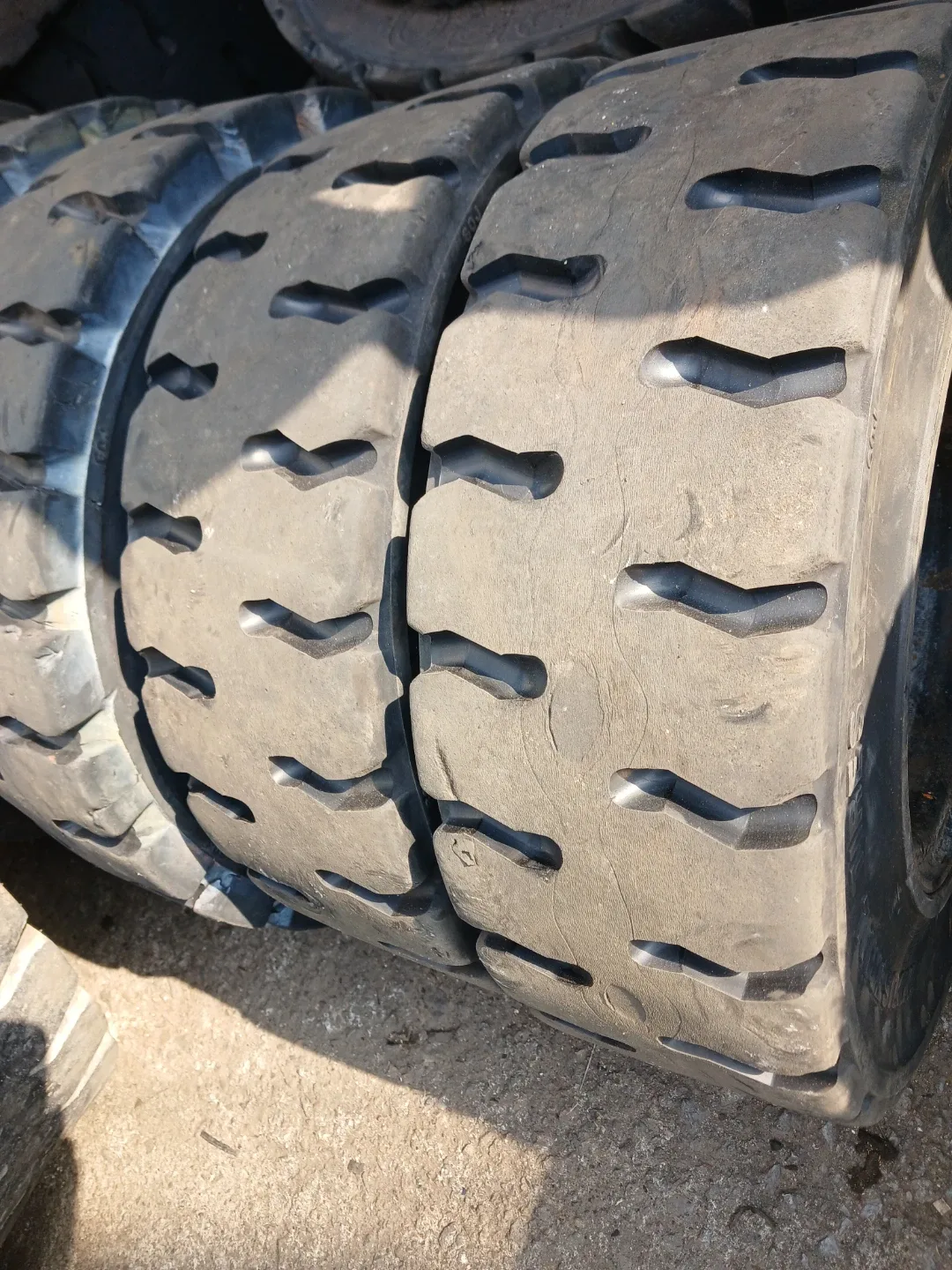 지게차 중고 통타이어 6개팝니다.