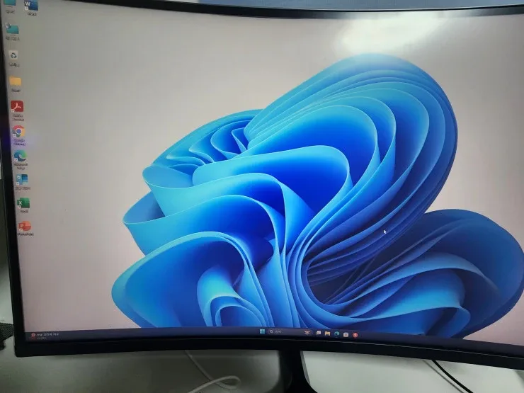 커브드 모니터 중고 판매합니다.