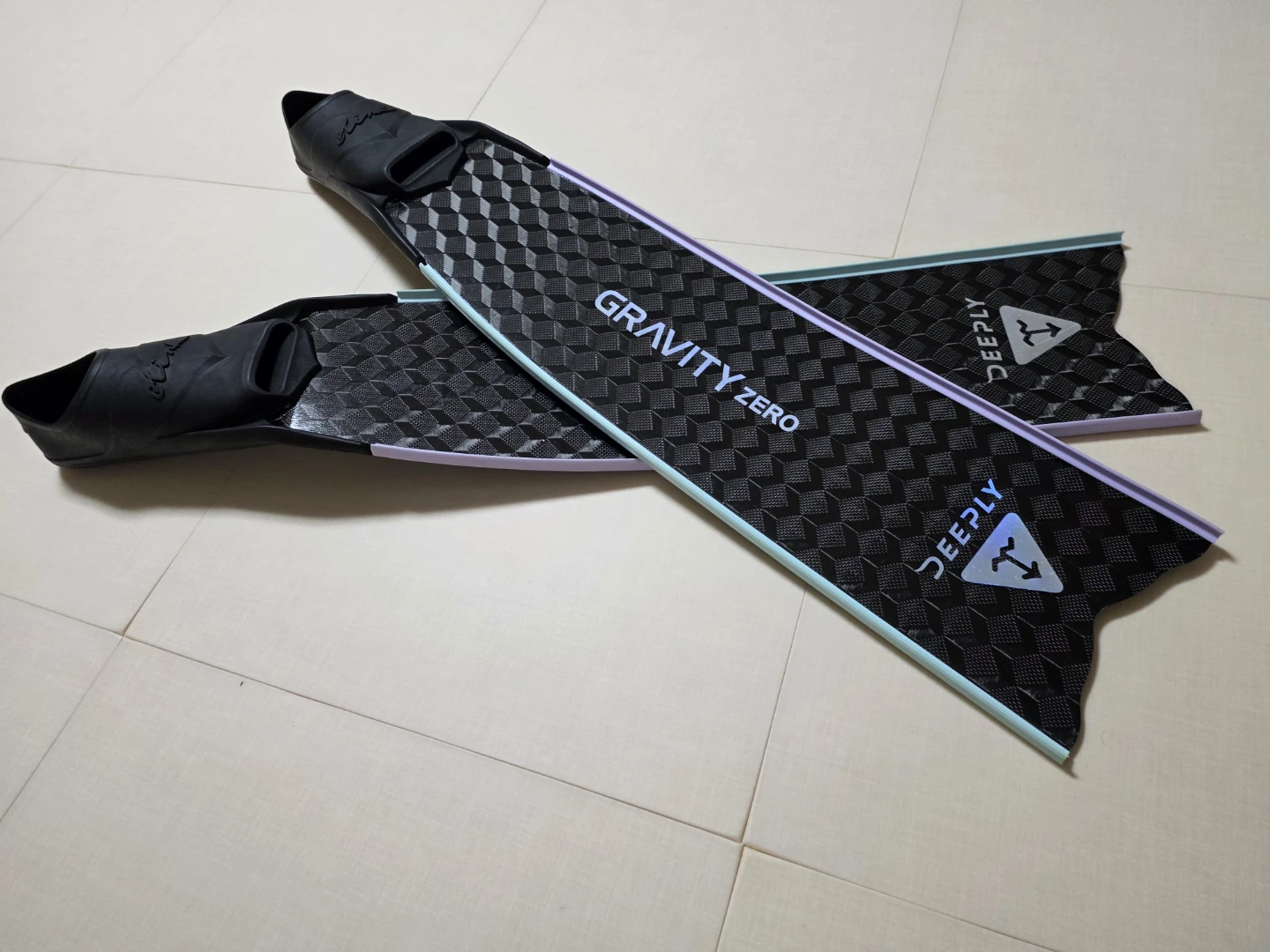 디플리(DEEPLY) 그래비티 제로 하이브 롱핀 (상태 최상) 판매해요. + 새가방포함