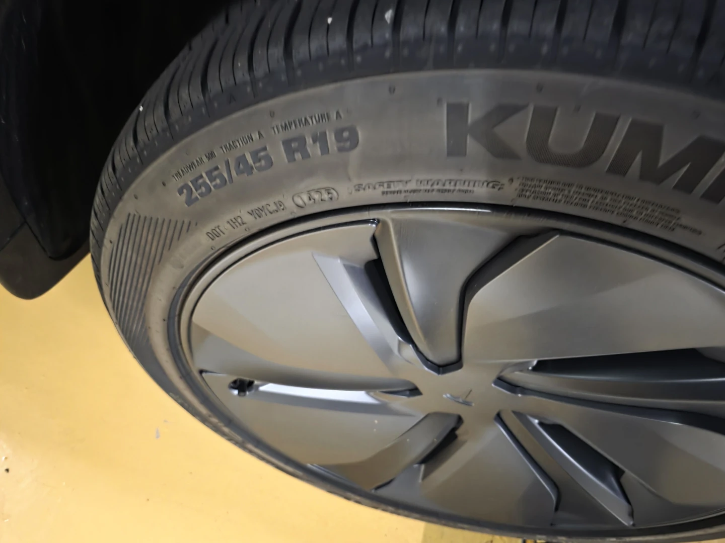 테슬라 모델y 주니퍼 순정 금호타이어 마제스티9 EV 255/45R19